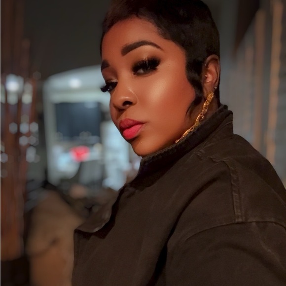 Meet your Posher, Raine - Picture 2 of 5